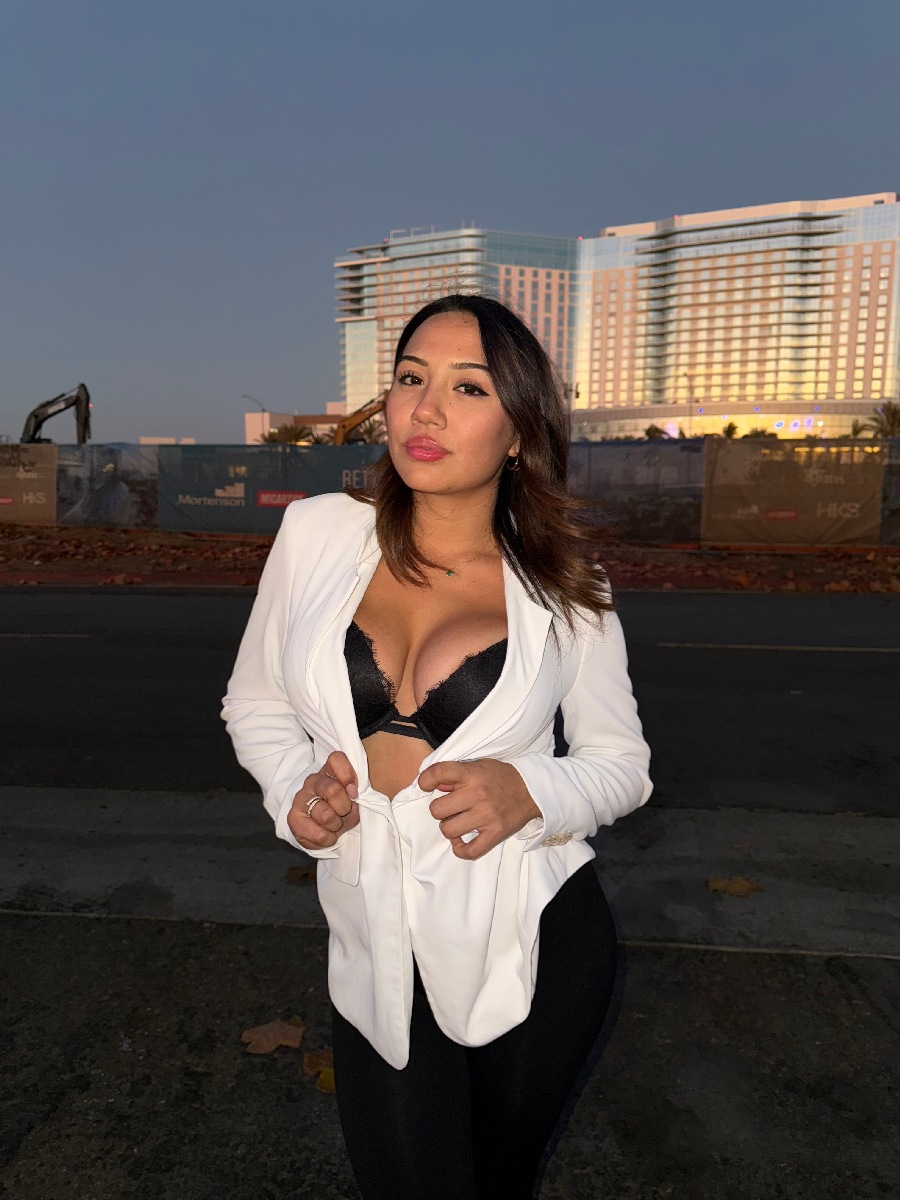 Take a pause and enjoy Ali Cruz — streaming from Tangerang-Selatan